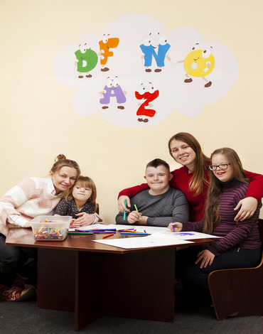women-posing-with-children-with-down-syndrome (1)